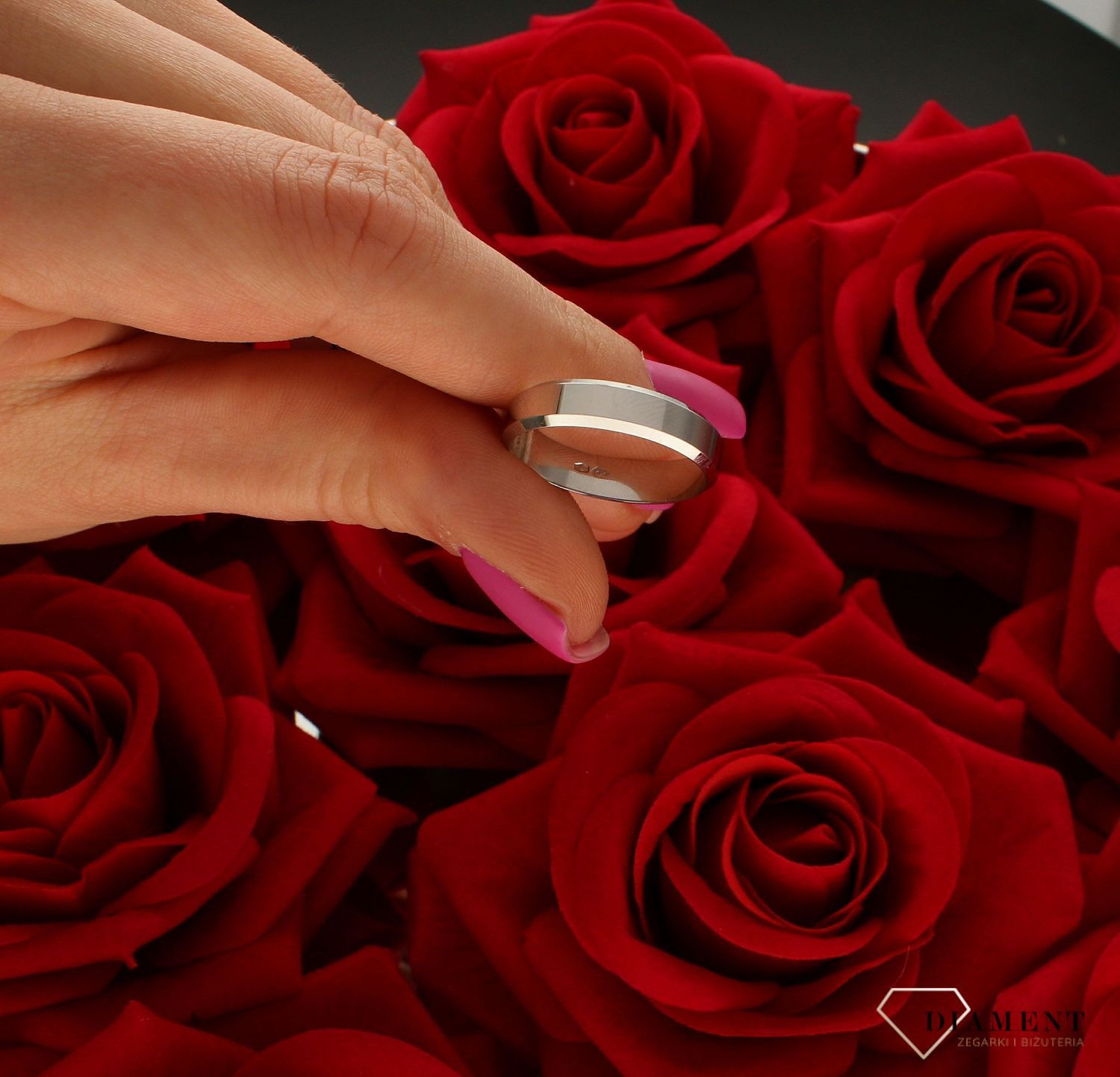 Złota obrączka ślubna z białego złota 585  5 mm  Faza i frezowane brzegi.jpg